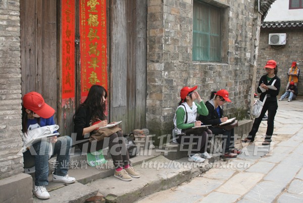 新華學(xué)子認(rèn)真習(xí)作